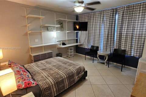 House in South Miami, Florida 3 bedrooms, 83.61 sq.m. № 1947691 - photo 8