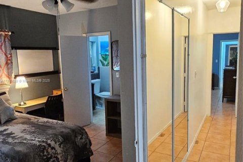 House in South Miami, Florida 3 bedrooms, 83.61 sq.m. № 1947691 - photo 12