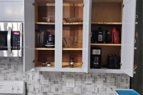 House in South Miami, Florida 3 bedrooms, 83.61 sq.m. № 1947691 - photo 5