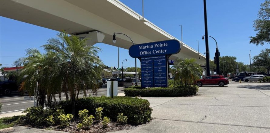 Commercial property in Tampa, Florida 183.95 sq.m. № 2207759