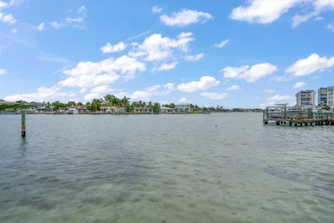 Commercial property in Treasure Island, Florida 2 bedrooms, 196.4 sq.m. № 2396316 - photo 3