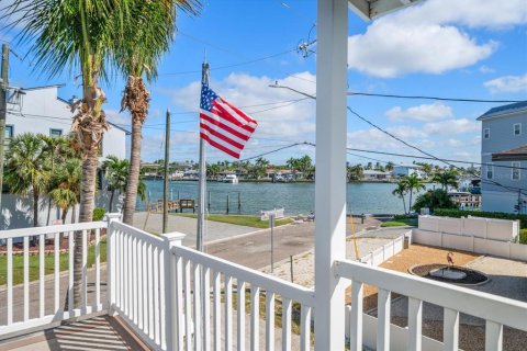 Commercial property in Treasure Island, Florida 2 bedrooms, 196.4 sq.m. № 2396316