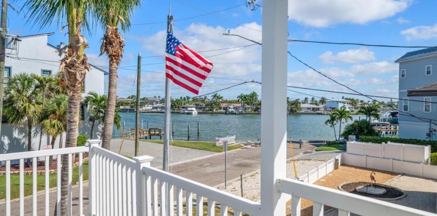 Commercial property in Treasure Island, Florida 2 bedrooms, 196.4 sq.m. № 2396316