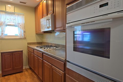 Condo in Saint Petersburg, Florida, 2 bedrooms № 2199303 - photo 10