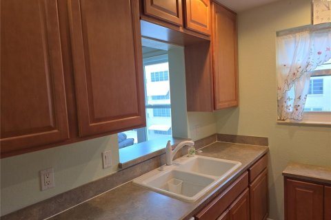 Condo in Saint Petersburg, Florida, 2 bedrooms № 2199303 - photo 13