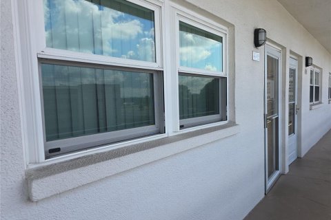 Condo in Saint Petersburg, Florida, 2 bedrooms № 2199303 - photo 2