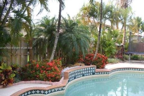 Снять в аренду виллу или дом в Дорал, Флорида 4 спальни, 186.83м2, № 1973873 - фото 1