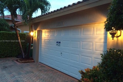 Снять в аренду виллу или дом в Дорал, Флорида 4 спальни, 186.83м2, № 1973873 - фото 3