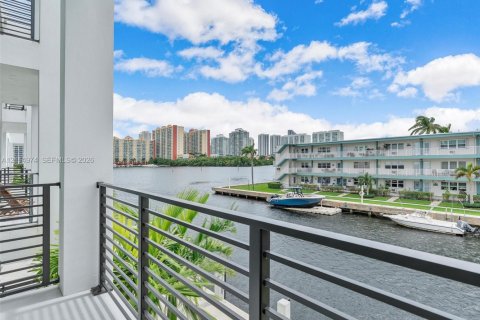 Touwnhouse à louer à North Miami Beach, Floride: 4 chambres, 313.55 m2 № 2437700 - photo 2