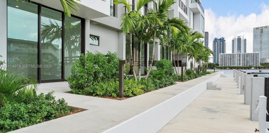 Touwnhouse à North Miami Beach, Floride 4 chambres, 313.55 m2 № 2437700