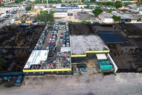 Commercial property in Hialeah, Florida № 2081178