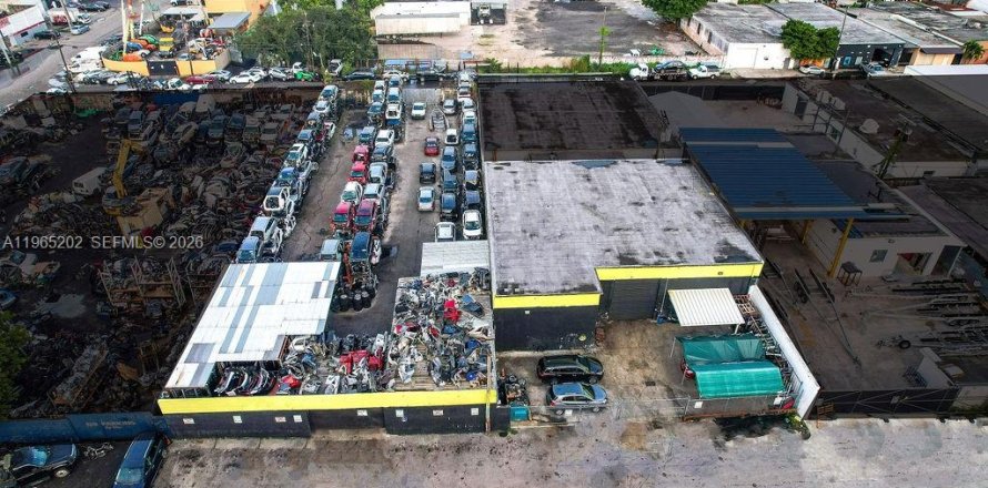 Commercial property in Hialeah, Florida № 2081178