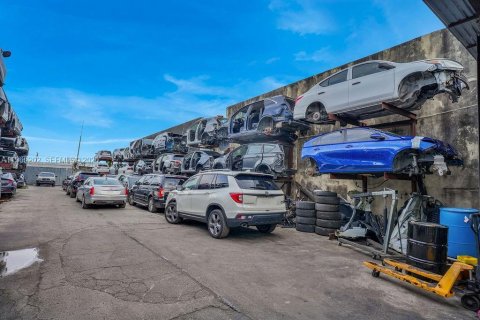 Commercial property in Hialeah, Florida № 2081178 - photo 13