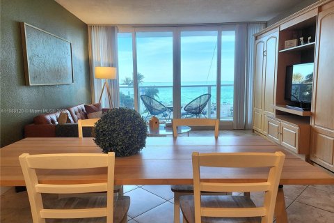 Снять в аренду кондоминиум в Холливуд, Флорида 1 спальня, 72.46м2, № 1865031 - фото 3