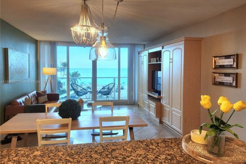 Снять в аренду кондоминиум в Холливуд, Флорида 1 спальня, 72.46м2, № 1865031 - фото 2