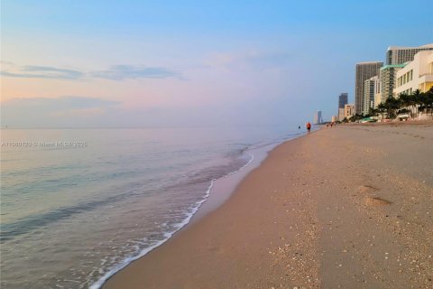 Снять в аренду кондоминиум в Холливуд, Флорида 1 спальня, 72.46м2, № 1865031 - фото 20