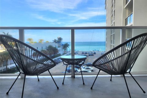 Снять в аренду кондоминиум в Холливуд, Флорида 1 спальня, 72.46м2, № 1865031 - фото 1