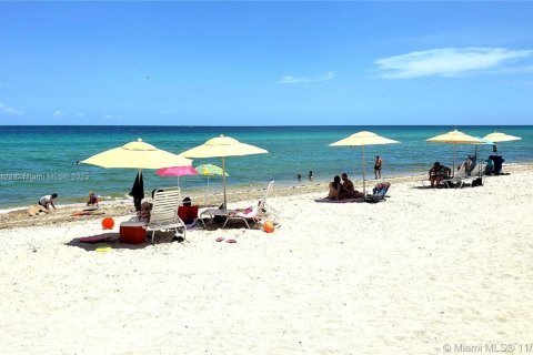 Снять в аренду кондоминиум в Холливуд, Флорида 1 спальня, 72.46м2, № 1865031 - фото 24