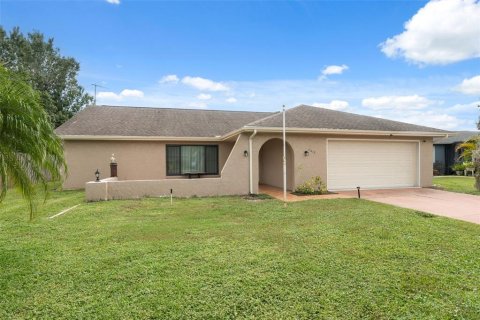 Casa en venta en New Port Richey, Florida, 2 dormitorios, 142.42 m2 № 1880638 - foto 1