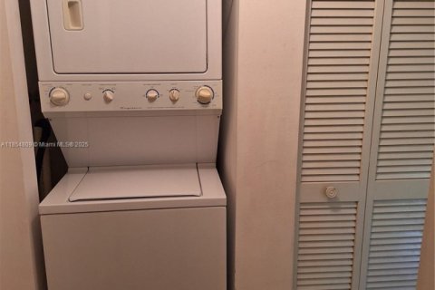 Condo in Lauderhill, Florida, 2 bedrooms  № 1872732 - photo 27