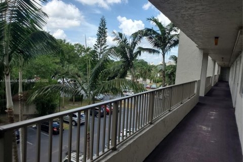 Condo in Lauderhill, Florida, 2 bedrooms  № 1872732 - photo 3