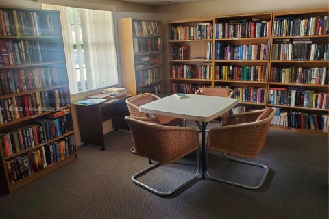 Condo in Lauderhill, Florida, 2 bedrooms  № 1872732 - photo 11