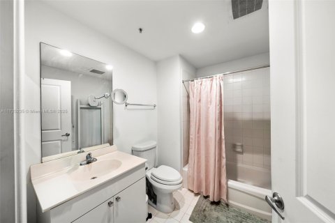 Condo in Coral Gables, Florida, 2 bedrooms  № 1711432 - photo 17