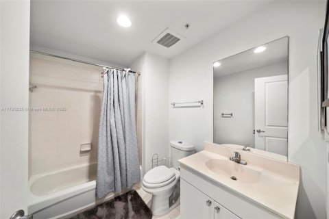 Condo in Coral Gables, Florida, 2 bedrooms  № 1711432 - photo 23
