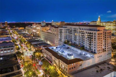 Condo in Coral Gables, Florida, 2 bedrooms  № 1711432 - photo 1