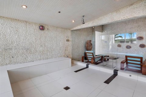 Condo in Miami, Florida, 1 bedroom  № 2000957 - photo 20