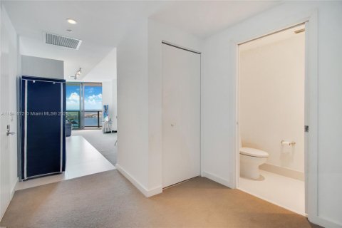 Condo in Miami, Florida, 1 bedroom  № 1833786 - photo 5