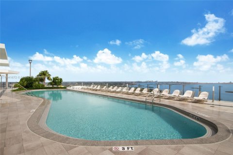 Condo in Miami, Florida, 1 bedroom  № 1833786 - photo 13