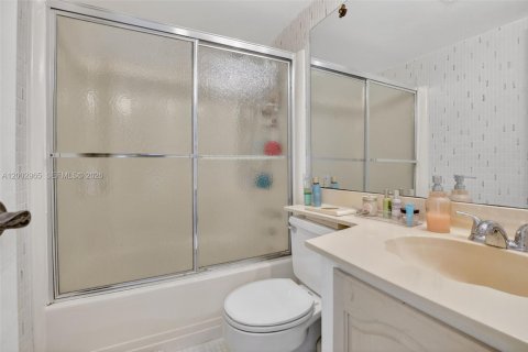 Купить кондоминиум в Санрайз, Флорида 2 спальни, 171.68м2, № 2066688 - фото 16