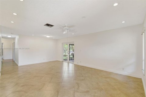 House in Plantation, Florida 3 bedrooms, 148.64 sq.m. № 1804155 - photo 10