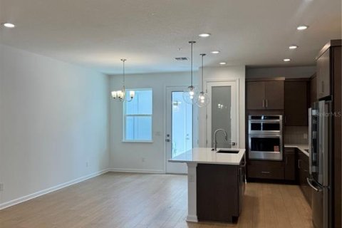 Adosado en venta en Apopka, Florida, 3 dormitorios, 185.99 m2 № 2096189 - foto 6