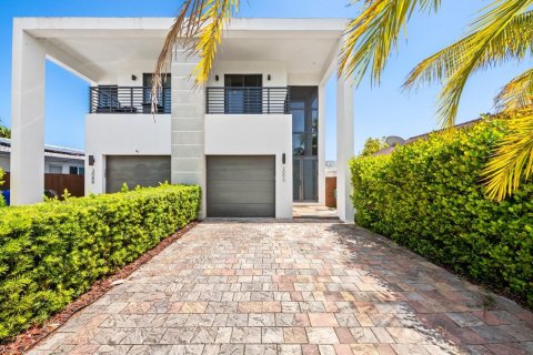 Adosado en venta en Miami, Florida, 3 dormitorios, 221.2 m2 № 2187115 - foto 3