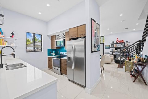 Adosado en venta en Miami, Florida, 3 dormitorios, 221.2 m2 № 2187115 - foto 8