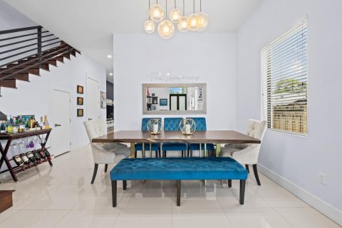 Adosado en venta en Miami, Florida, 3 dormitorios, 221.2 m2 № 2187115 - foto 6