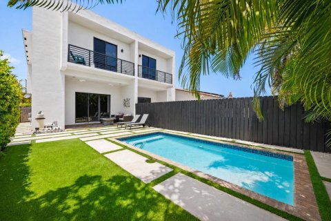Adosado en venta en Miami, Florida, 3 dormitorios, 221.2 m2 № 2187115 - foto 2