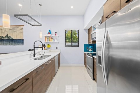 Adosado en venta en Miami, Florida, 3 dormitorios, 221.2 m2 № 2187115 - foto 10