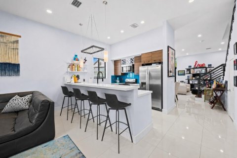 Adosado en venta en Miami, Florida, 3 dormitorios, 221.2 m2 № 2187115 - foto 9