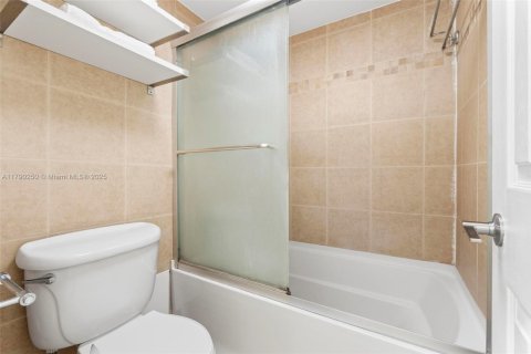 Condo in Aventura, Florida, 2 bedrooms  № 1699422 - photo 16