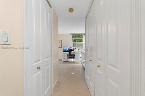 Condo in Aventura, Florida, 2 bedrooms  № 1699422 - photo 17