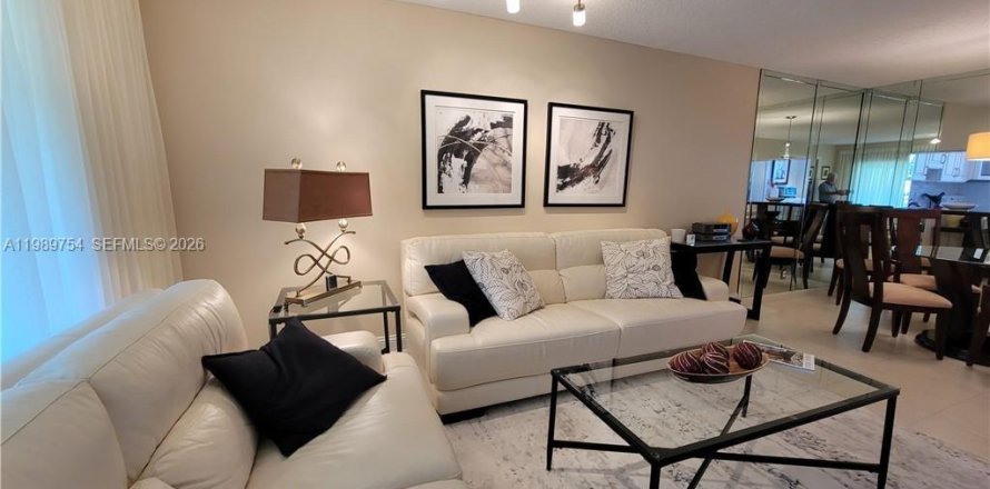 Condo in Lauderhill, Florida, 2 bedrooms № 2051724