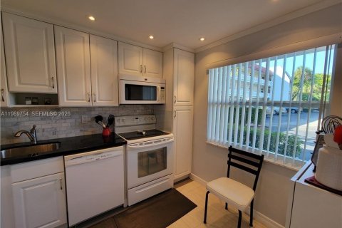 Condo in Lauderhill, Florida, 2 bedrooms № 2051724 - photo 16