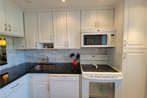 Condo in Lauderhill, Florida, 2 bedrooms № 2051724 - photo 18