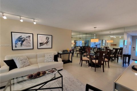 Condo in Lauderhill, Florida, 2 bedrooms № 2051724 - photo 9