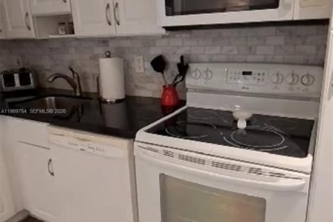 Condo in Lauderhill, Florida, 2 bedrooms № 2051724 - photo 2