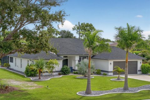 House in Punta Gorda, Florida 3 bedrooms, 165.37 sq.m. № 1903048 - photo 1