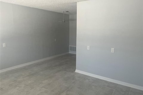 Casa en venta en New Port Richey, Florida, 2 dormitorios, 67.08 m2 № 1848578 - foto 4
